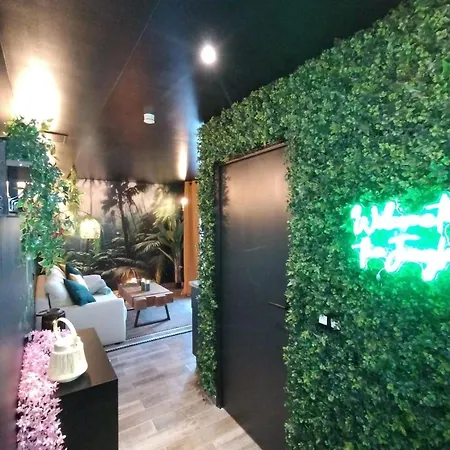 Jungle Less Than 15 Minutes From La Defense *